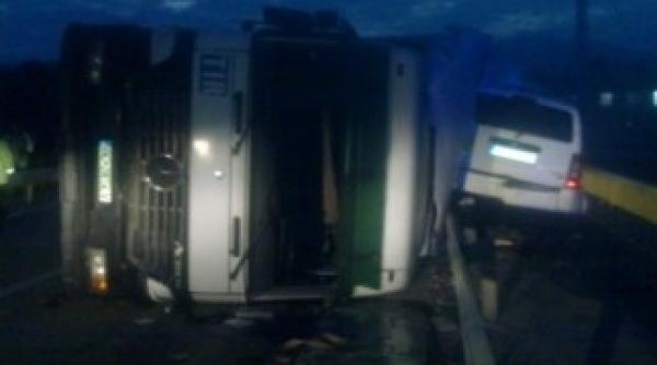 un tir incarcat cu alimente s a rasturnat peste un microbuz