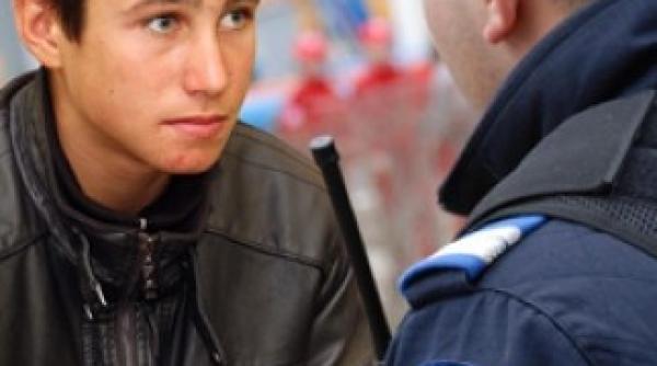 elev de clasa a ix a batut de un jandarm in curtea scolii la cererea profei de religie