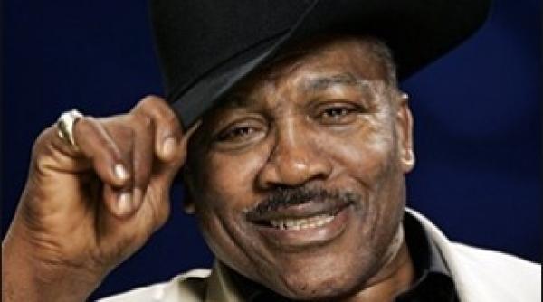 smokin joe frazier primul boxer care l a invins pe mohammed ali a murit luni la 67 de ani video