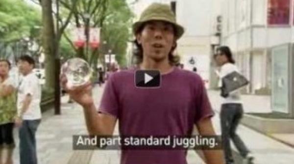 iluzie optica sau indemanare vezi ce face un japonez cu o minge din sticla video