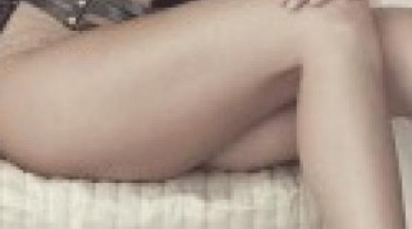 o vedeta din romania foarte cunoscuta si pe plan international a postat pe site ul personal doua fotografii in care nu pare sa poarte lenjerie intima