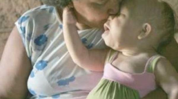 socant arata ca un bebelus de 8 luni dar are 31 de ani vezi foto