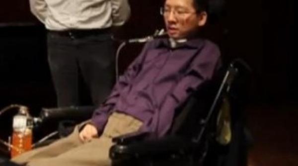 e paralizat de la gat in jos dar face ceva care te va impresiona pana la lacrimi