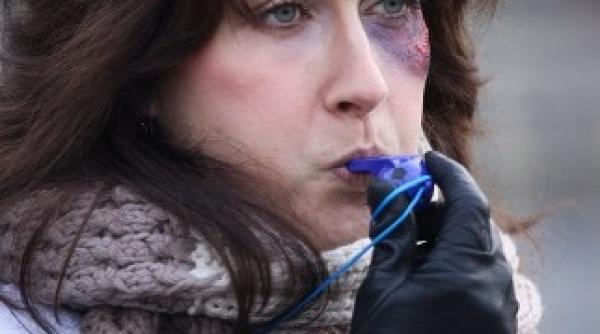 femeile agresate iau atitudine in fata parlamentului legea sade pe la voi iar bataia e la noi galerie foto