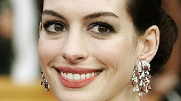 actrita anne hathaway s a logodit