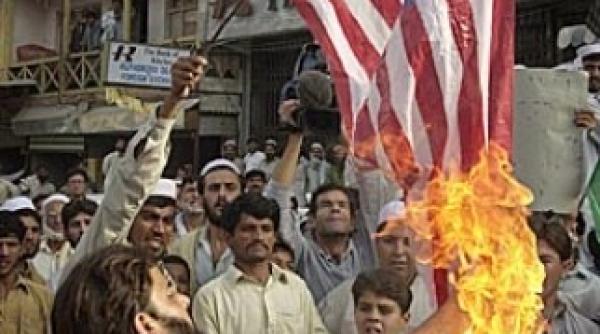 protestatari pakistanezi au incendiat efigii ale lui barack obama si drapele americane
