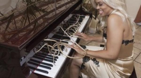 vezi aici cum arata femeia cu cele mai lungi unghii din lume galerie foto