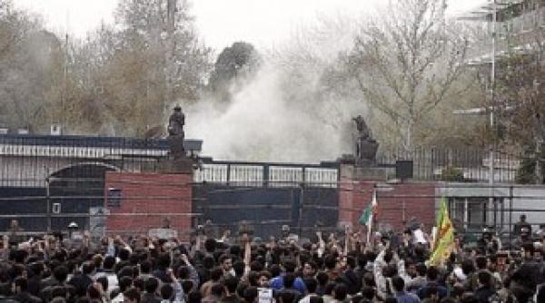 iranul a eliberat 11 atacatori ai fostei resedinte britanice din teheran