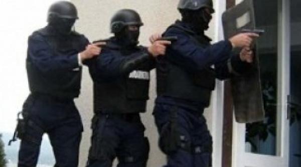 cincisprezece persoane retinute pentru furt din locuinte si masini