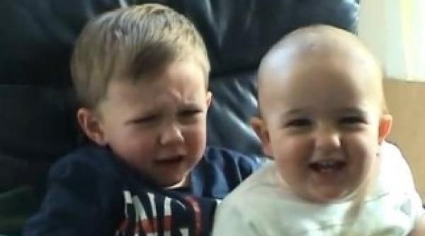 postat pe youtube un filmulet cu doi frati a adus parintilor o mica avere