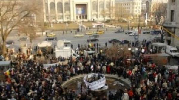 protest al revolutionarilor in piata universitatii se cere demisia guvernului video