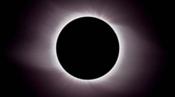 vezi cine va admira sambata eclipsa totala de luna