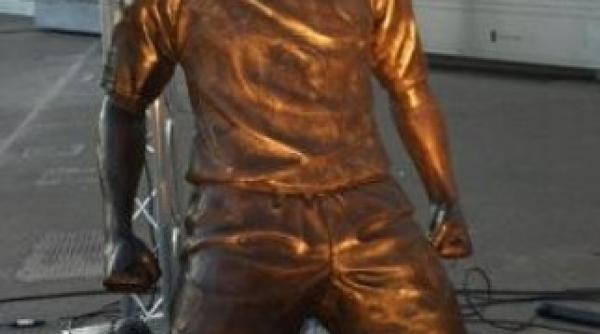 arsenal i a construit o statuie din bronz fotbalistului thierry henry