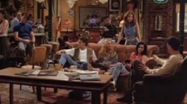 canapeaua din serialul prietenii tai va fi scoasa la licitatie vezi pretul de pornire