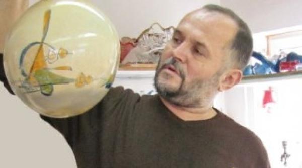 casa alba impodobita de craciun cu globuri romanesti