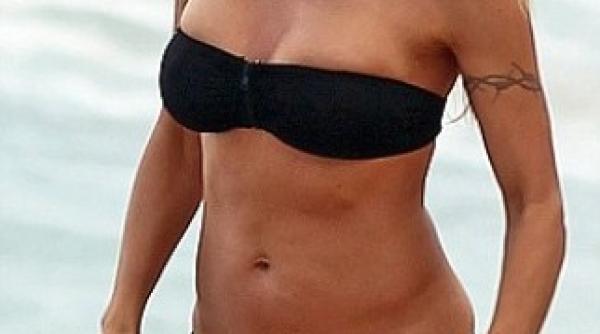 pamela anderson la 44 de ani in costum de baie