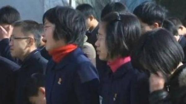 sute de coreeni scosi in strada la comanda ca sa deplanga moartea lui kim jong il video