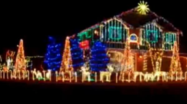 vezi aici casa impodobita de craciun in stil dubstep video