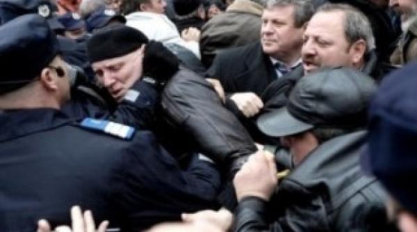 revolutionarii protesteaza in piata victoriei au incercat sa rupa cordonul de jandarmi