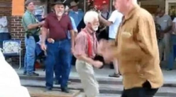 bunicul shuffelin face un street show de zile mari video