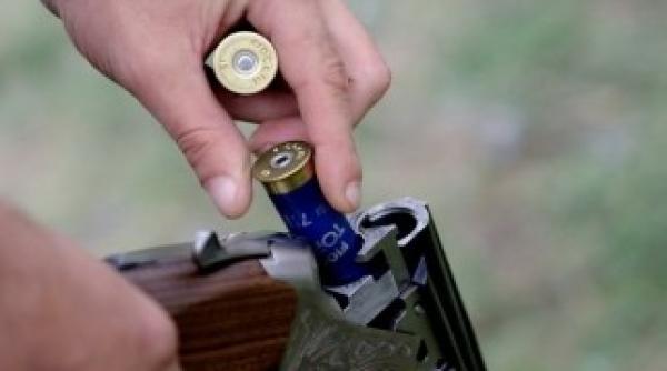 un fost ofiter sri s a sinucis cu pusca de vanatoare