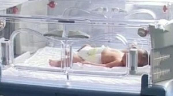 un tata si a salvat copilul nascut prematur prin respiratie gura la gura