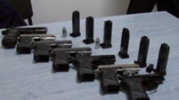 un adevarat arsenal descoperit in portbagajul unui audi a6 la vama cenad