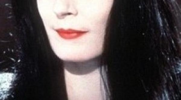 anjelica huston in costum de baie la 60 de ani cum arata acum morticia din familia addams