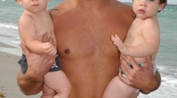 ricky martin doreste sa adopte o fetita in 2012