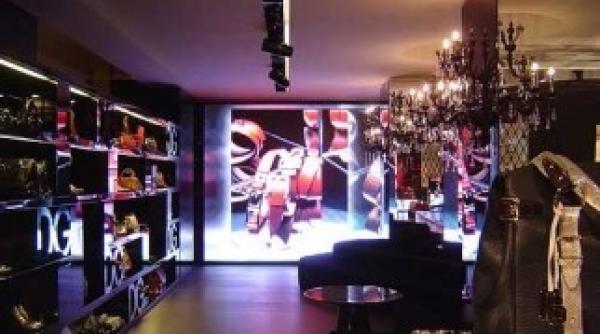 romanii dau buzna in magazinele din milano vezi aici de ce