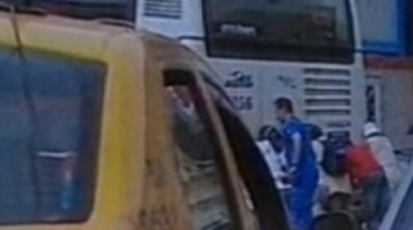 se intampla in romania pasagerii imping troleibuzul foto