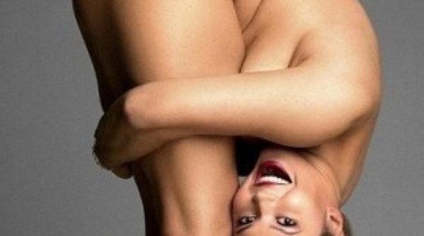 ce promoveaza aceasta fata frumoasa