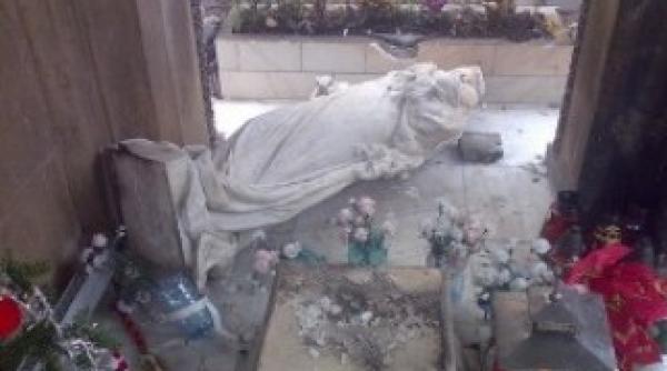 stauie fecioarei maria vandalizata in locul unde a inceput revolutia in 89