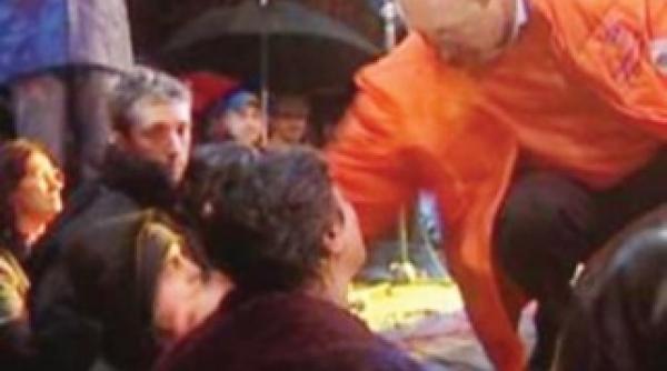 matusa copilului lovit de basescu in 2004 nu a fost lasata de jandarmi sa protesteze