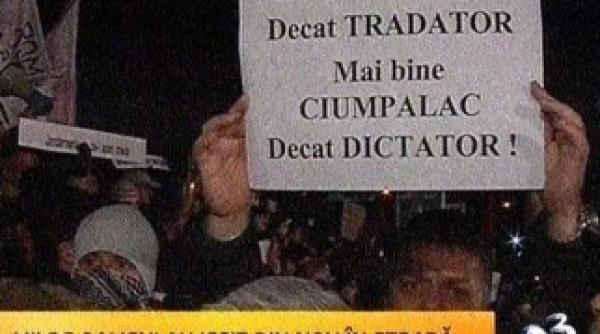 mircea badea in fruntea protestatarilor din piata universitatii video