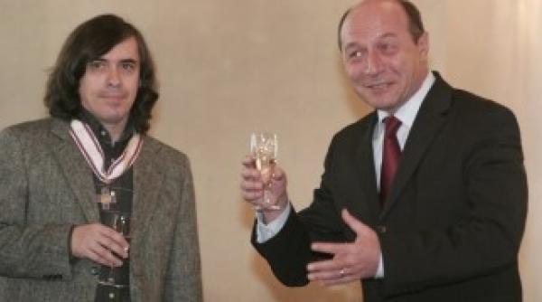 scriitorul preferat al presedintelui mircea cartarescu ii cere demisia