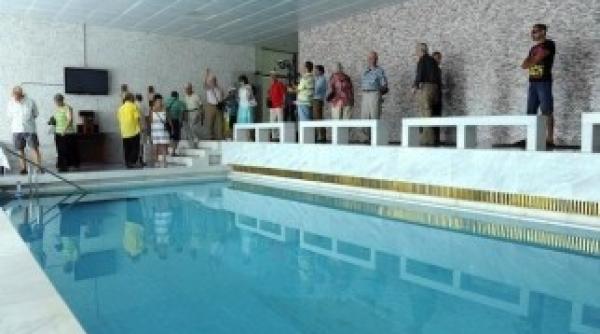 doua turiste din poiana brasov electrocutate la iesirea din piscina