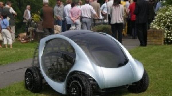 hiriko masina care poate fi parcata pe spatiul unei biciclete