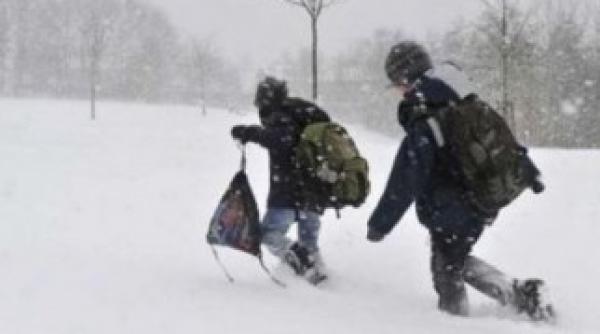 373 de scoli au fost inchise din cauza vremii nefavorabile