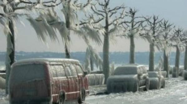 freezing rain paralizeaza romania vezi de ce nu se poate scapa de stratul de gheata