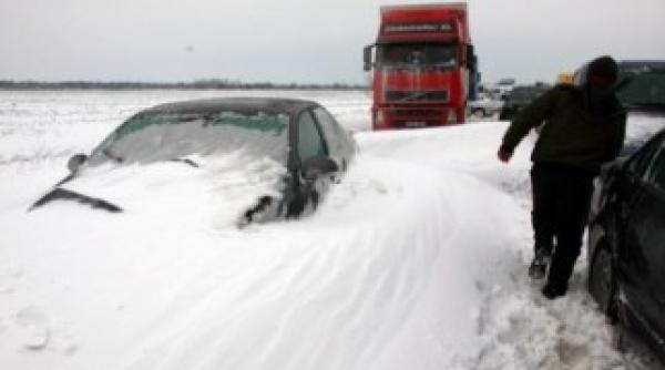 afla ce drumuri sunt blocate din cauza poleiului si a zapezii