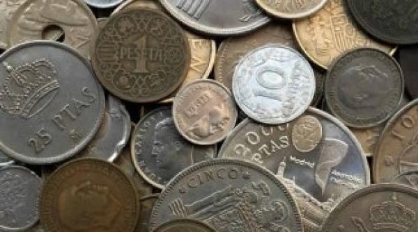 locuitorii unui sat din spania cumpara cu vechea moneda peseta