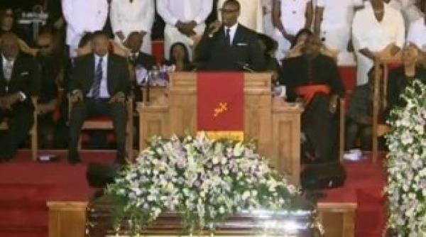 bobby brown dat afara de la funeraliile lui whitney houston