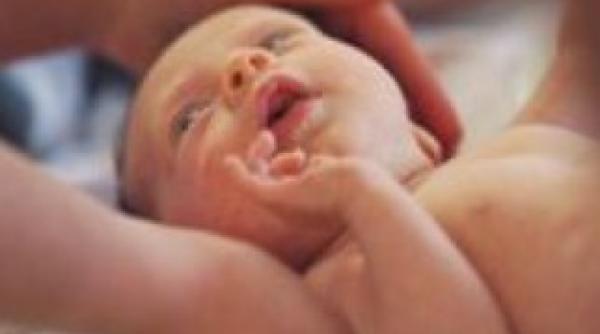 o fetita de 12 ani a nascut asistata de bunicul ei