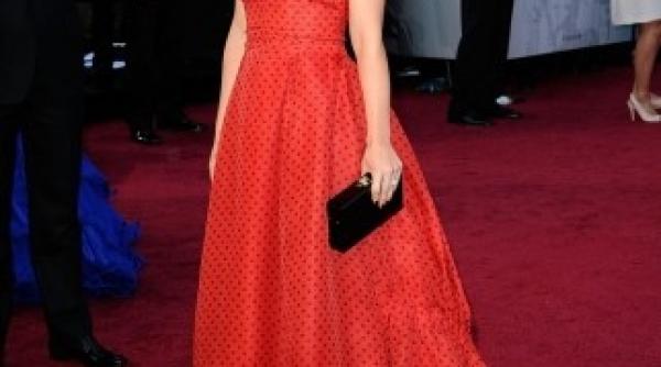 afla cu cat s a vandut rochia purtata de natalie portman la oscar 2012