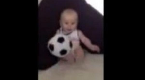 un bebelus de cinci luni jongleaza deja cu mingea