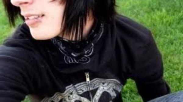 intre 90 si 100 de tineri ucisi pentru ca erau emo