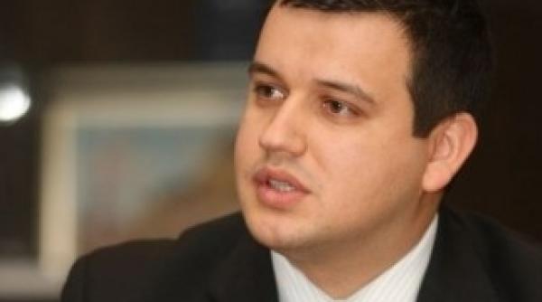 secretarul de stat tomac acuzat ca zboara la business class in plina criza