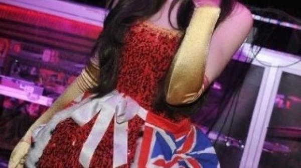 un spectacolul burlesque arunca rusine asupra casei regale a marii britanii