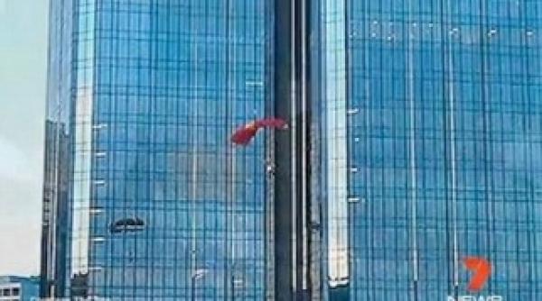 s au aruncat de la balconul unui bar ca sa nu si achite nota de plata